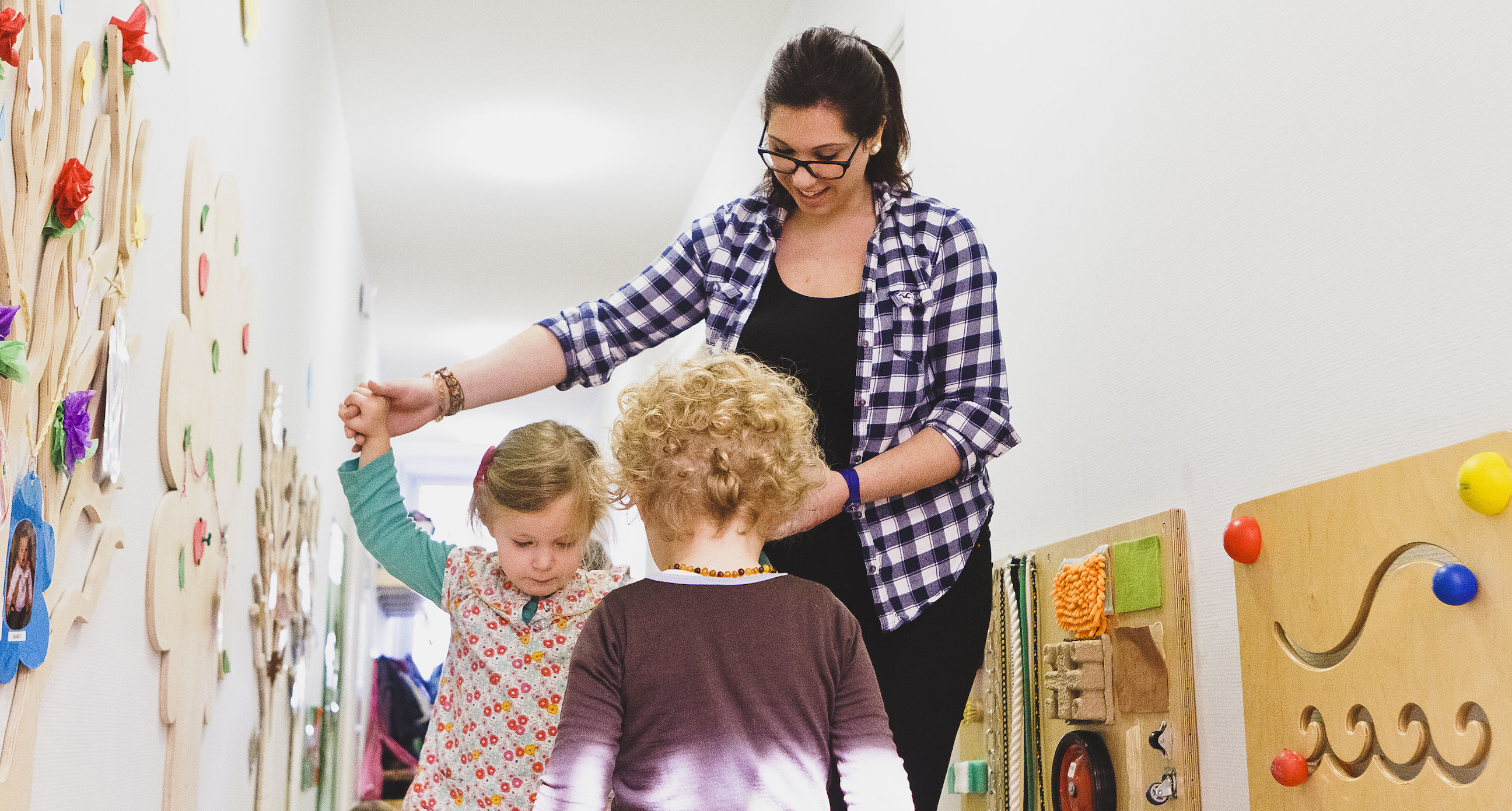 Kinderbetreuerin lernt mit Kleinkind laufen in der Kinderkrippe kids & co Kreis 7 Zürich Kinderbetreuerin lernt mit Kleinkind laufen in der Kinderkrippe kids & co Kreis 7 Zürich