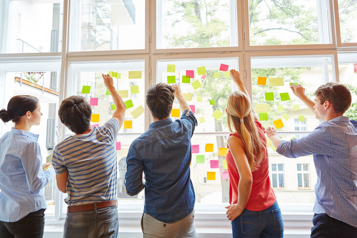 Junge Studenten tüfteln Ideen für neues Betreuungskonzept aus.