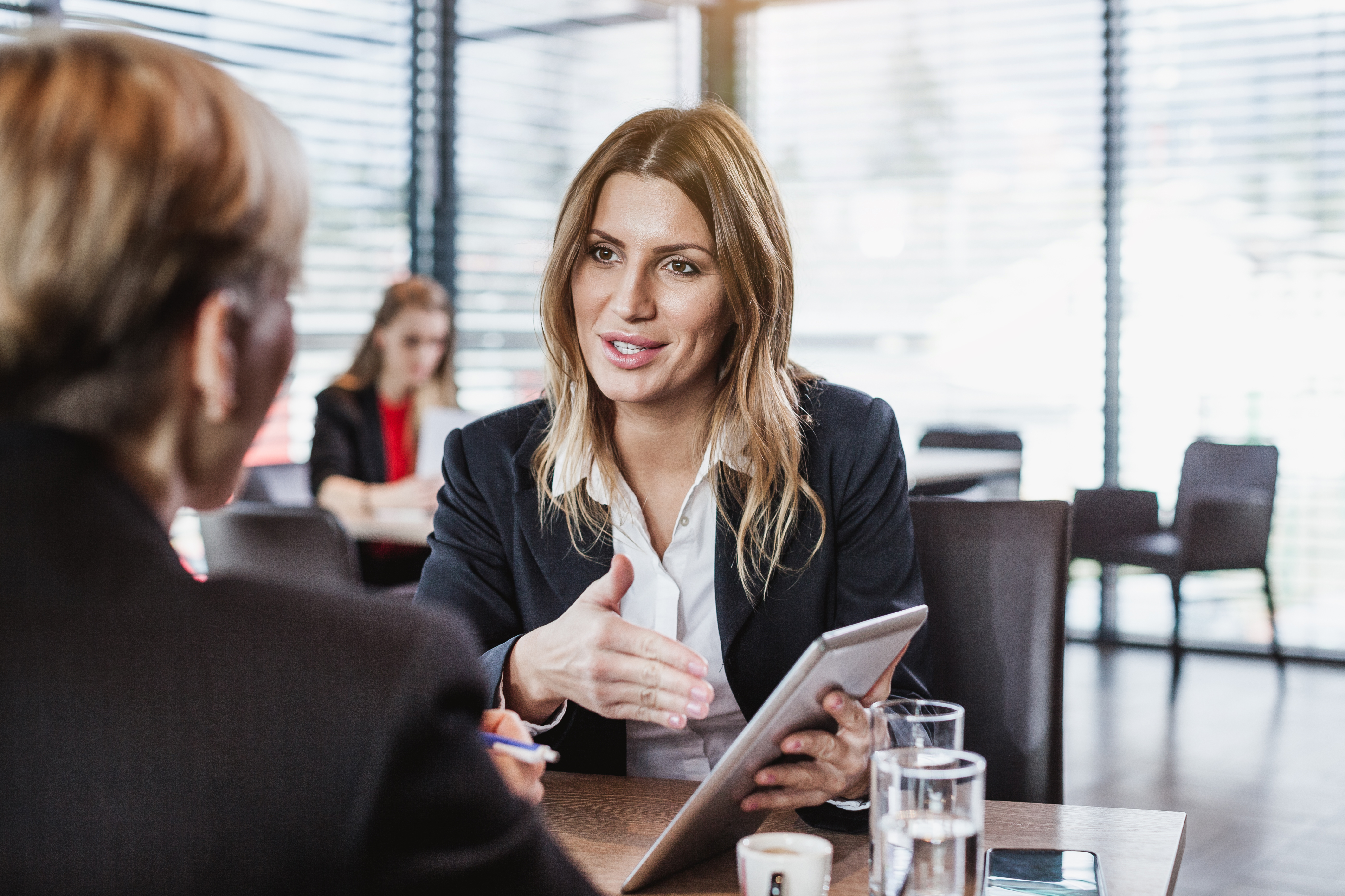 Frau_Beratung_iPad_iStock